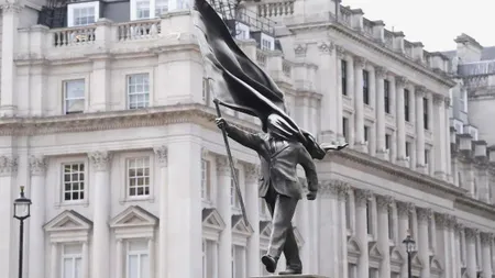 Noua statuie a lui Banksy din Londra face valuri. Care este mesajul pe care celebrul artist anonim vrea să îl transmită