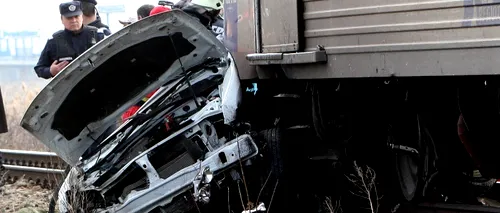 Șoferul unei mașini lovite de un tren de călători a murit; circulația este oprită