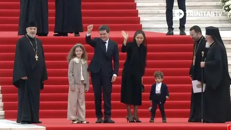 Momente inedite cu familia președintelui Nicușor Dan, la sfințirea Catedralei. Fiul cel mic i-a dat bătăi de cap Mirabelei Grădinaru