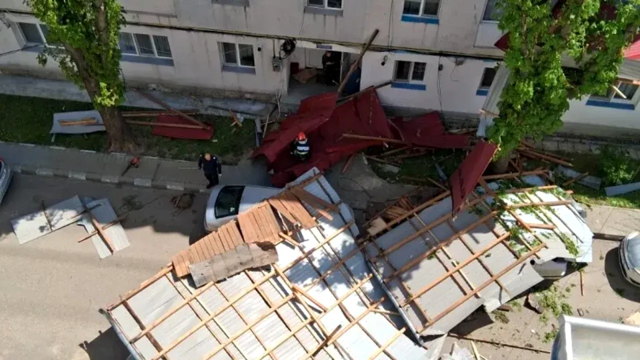 Vântul puternic face ravagii. Un bărbat din Vaslui a murit după ce a fost lovit de bucăți de acoperiș. Intervenții în forță în județe din Moldova