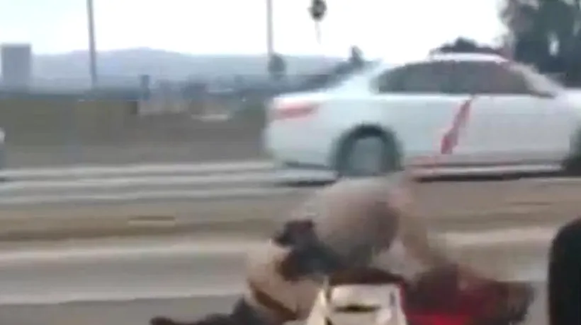 O femeie a fost bătută de un polițist pentru că a traversat o autostradă. Ce despăgubiri cere familia victimei