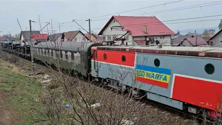 Tren cu echipament militar, FILMAT în județul Suceava când se îndrepta spre granița cu Ucraina. Garnitura transporta lansatoare de rachete