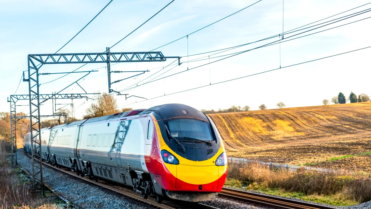 Un polițist este considerat EROU după ce a salvat cu prețul propriei vieți un tânăr care se afla pe calea ferată. „A făcut sacrificiul suprem”