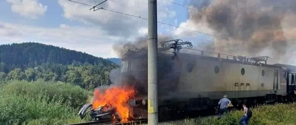 Două persoane au fost carbonizate, după ce mașina în care se aflau a fost lovită de un tren, pe trecerea la nivel cu calea ferată