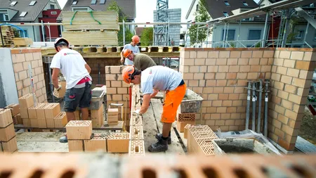 Ce a pățit un român de 44 de ani, după ce s-a angajat ZIDAR în Italia