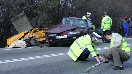 ACCIDENT pe DN 17 D din cauza poleiului. Patru mașini au derapat, o persoană a fost grav rănită