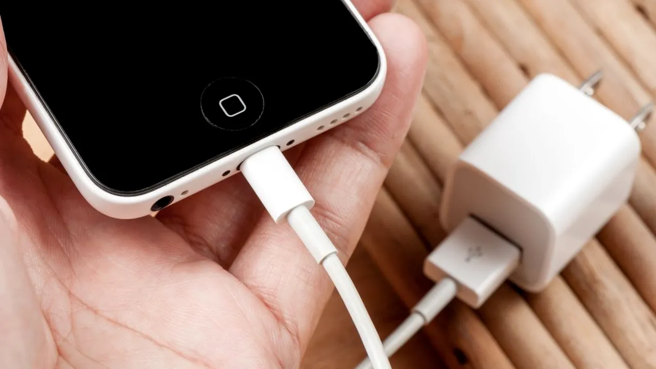 DECIZIE. Noile iPhone-uri vor fi vândute fără încărcătoare. Care este motivul