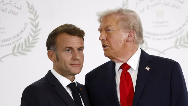 Video. Trump l-a IRONIZAT pe Macron în conferința de după semnarea acordului de pace. Momentul în care sala a izbucnit în hohote de RÂS