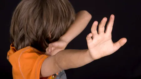 Educatoare din Fetești, dată afară după ce a lovit un copil grădiniță, iar toți părinții s-au solidarizat. “I-a dat o palmă și apoi cu cuțitul de plastic peste față!” VIDEO