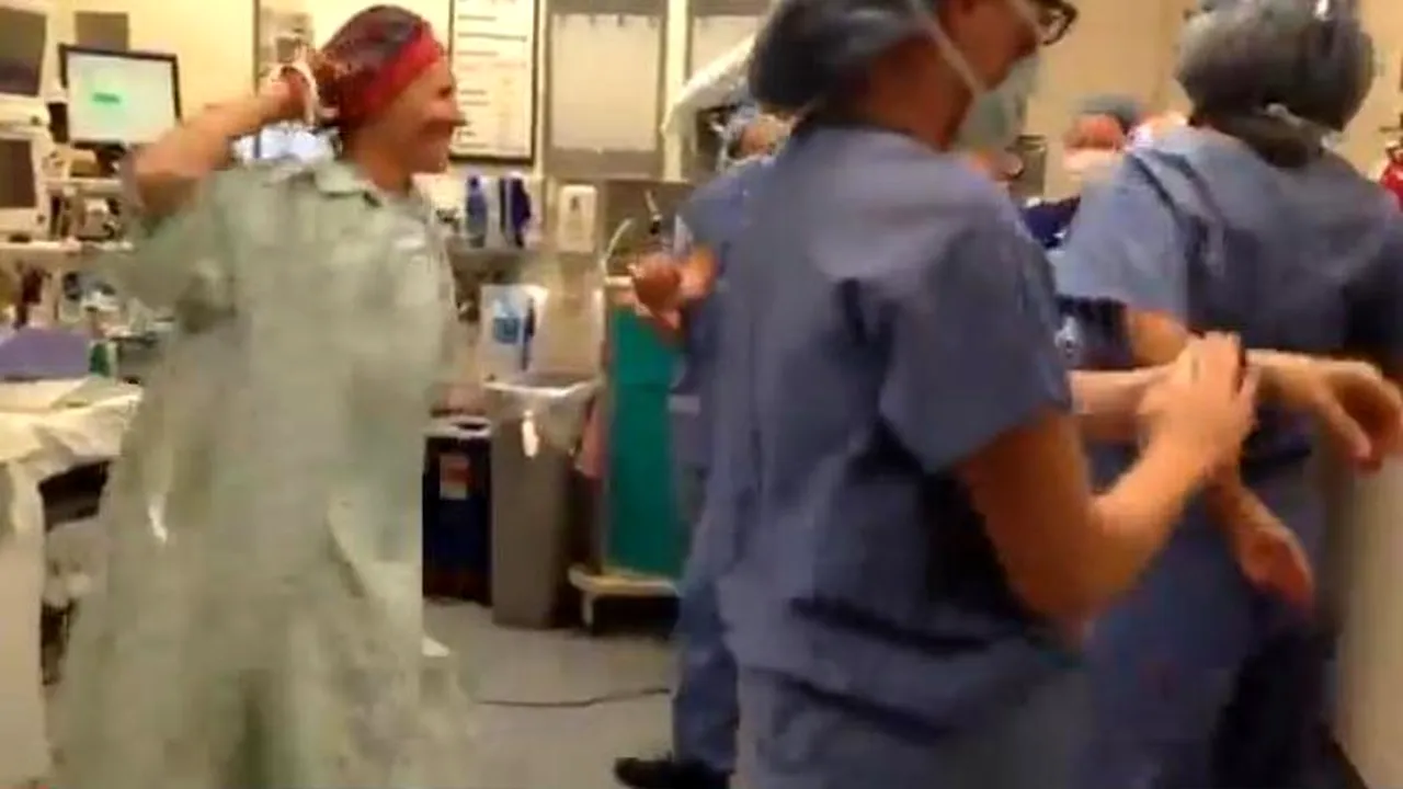 Înregistrarea realizată într-o sală de operație face senzație pe internet. VIDEO