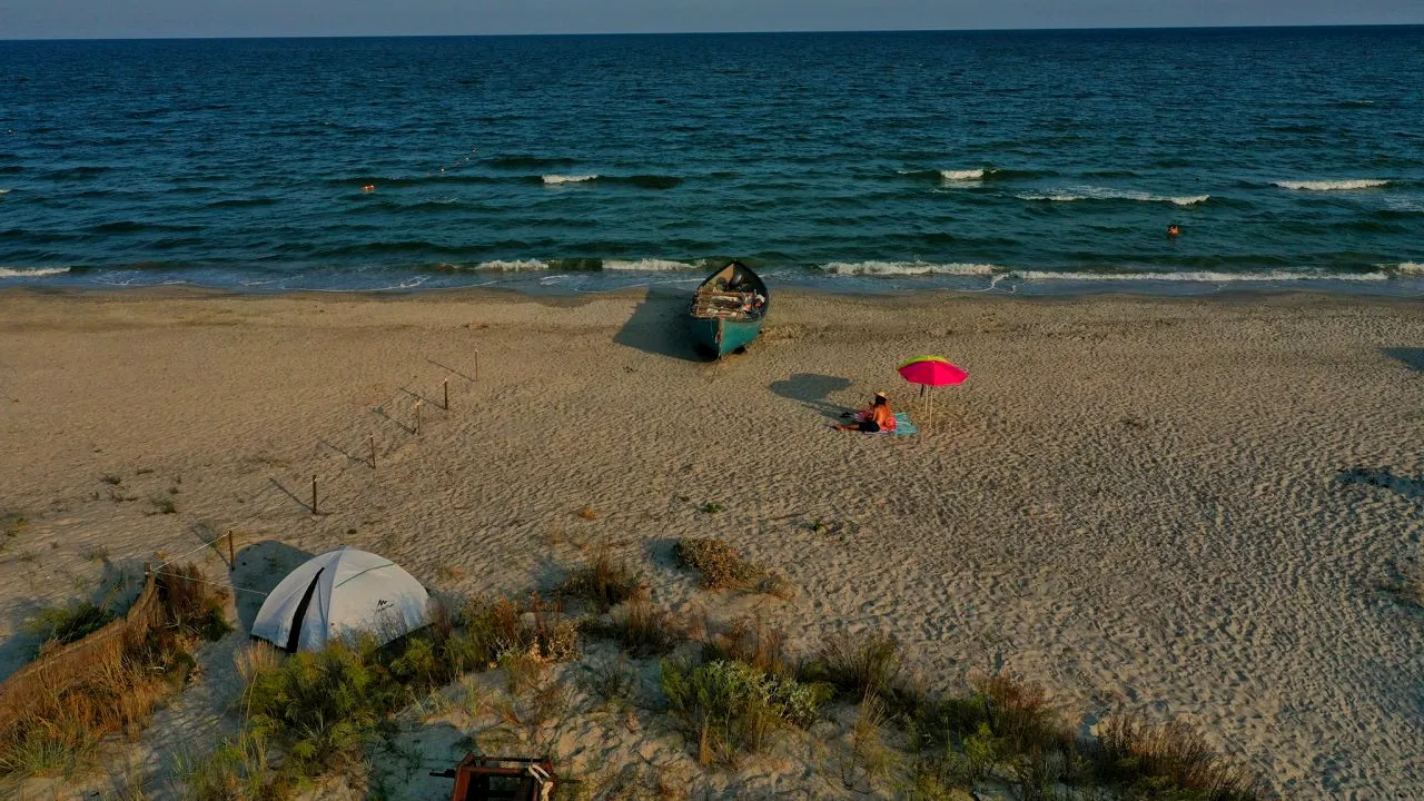 Noapte de coșmar pentru turiștii care au campat pe plaja Vadu: „Toată noaptea s-au mutat corturile”