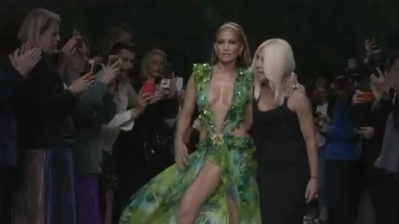 Jennifer Lopez a fost vedeta defilării Versace. Cum arată cântăreața la 50 de ani - VIDEO