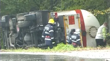 O cisternă cu 27 de tone de benzină s-a răsturnat pe DN 24B. Există pericol de explozie