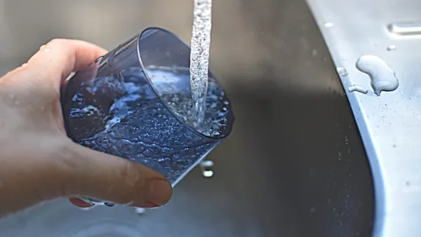 Câtă apă ar trebui să bei și când, de fapt, pentru a fi hidratat. Legumele bune „de băut”