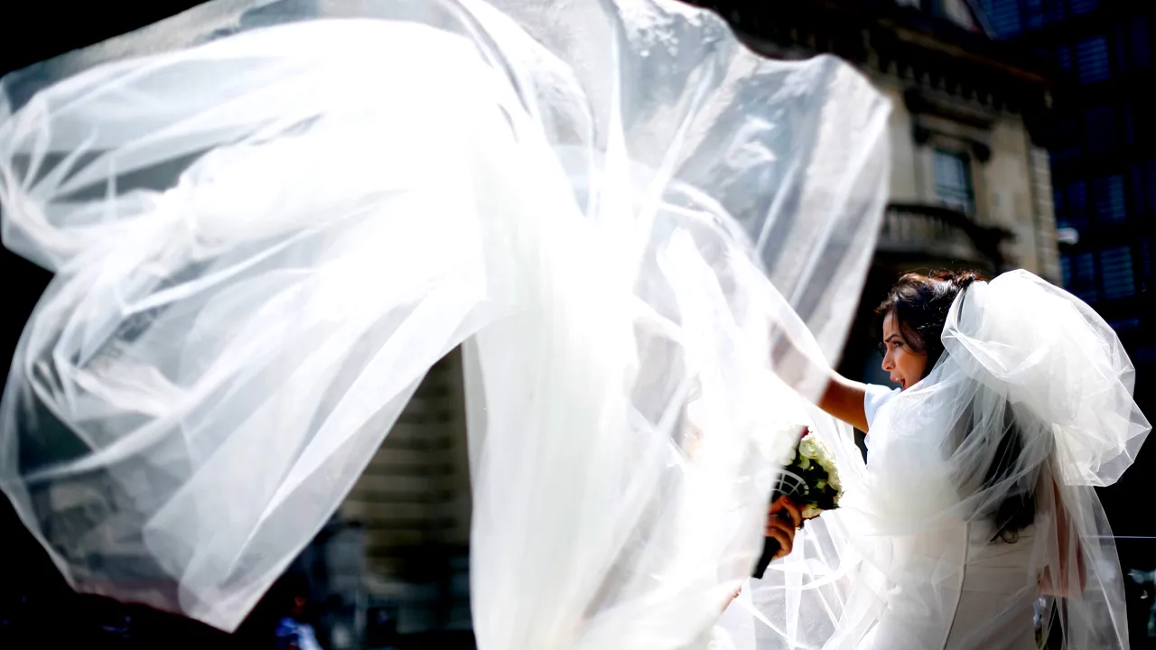 Așa nu. Un bărbat a fost filmat în momentul în care iubita lui a prins buchetul miresei: E îngrozitor. Eu l-aș fi părăsit - VIDEO