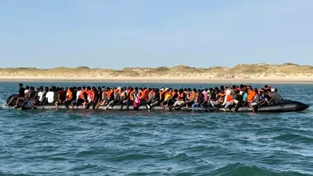 Record pe Canalul Mânecii. 230 de persoane au traversat marea într-o singură ambarcațiune