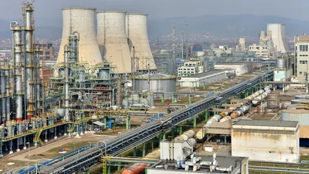 Peste 200 de angajați ai Oltchim au protestat în stradă, blocând DN 64. Traficul rutier a fost reluat după două ore