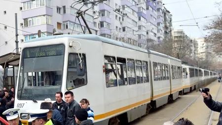 Cine este de vină pentru accidentul de tramvai din București. Polițiștii au găsit urme de bitum pe o șină din zona accidentului