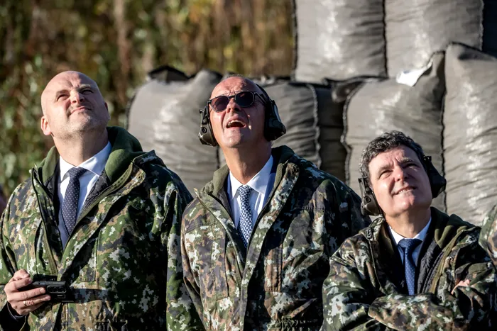 14 septembrie 2026,  Finlanda: Cancelarul german Friedrich Merz  urmărește o demonstrație a unui avion de vânătoare F/A-18 Hornet la baza aeriană a Flotilei Aeriene din Laponia, alături de Andris Kulbergs (stânga), prim-ministrul Letoniei, și Nicușor Dan (dreapta), președintele României, înainte de începerea Summitului Arctic. Summitul liderilor europeni
