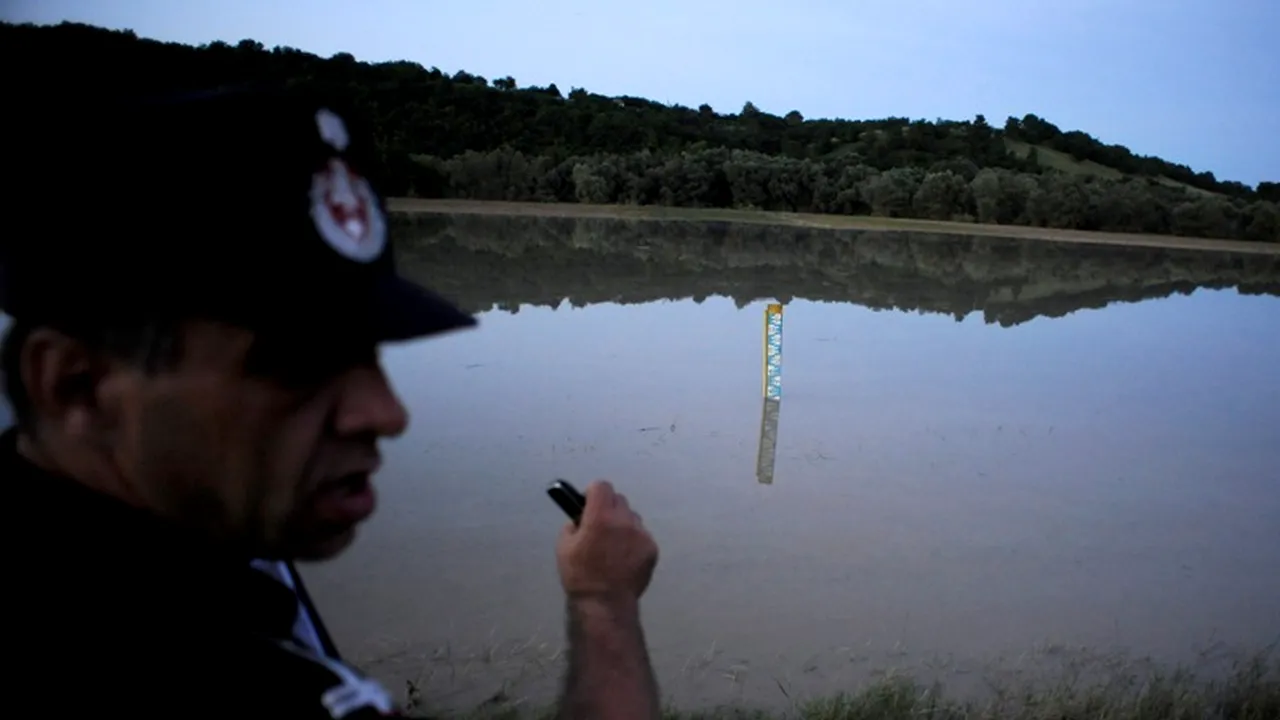 Un piteștean câștigă pentru a doua oară proba de traversare înot de 6,5 kilometri a Lacului Tarnița