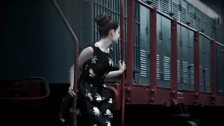 O adolescentă a fost prinsă fără bilet în tren. Un bărbat însoțit de fiica lui de trei ani s-a oferit să o ajute, în schimbul unei „întâlniri