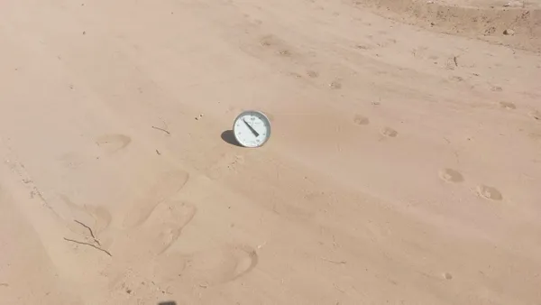 Muncă în câmp la 42 de grade în „SAHARA” Olteniei. Oamenii nu-și părăsesc bostanele nici în zilele toride: „Pepenii se strică în nisip!”