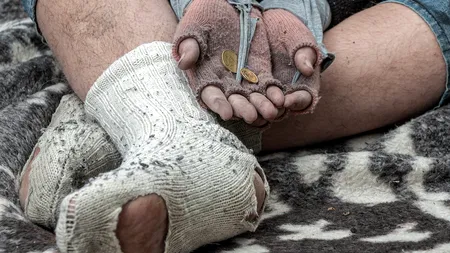 Un cerșetor din Sibiu a încercat să MITUIASCĂ un polițist / Suma pe care i-a oferit-o pentru a scăpa de amendă