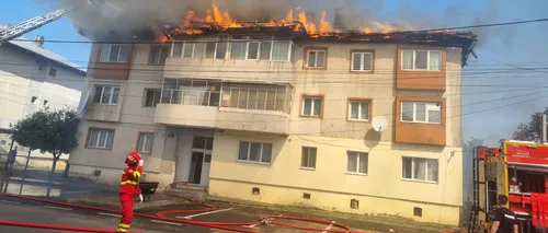 ACUZAȚII grave la adresa pompierilor care au intervenit la incendiul de pe acoperișul unui bloc din Huși: „Nu aveau scară cu care să se urce”
