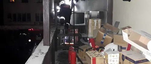 VIDEO Un restaurant din Râmnicu Vâlcea, în FĂCĂRI, din cauza flambării neadecvate a preparatelor. Zeci de persoane au fost evacuate