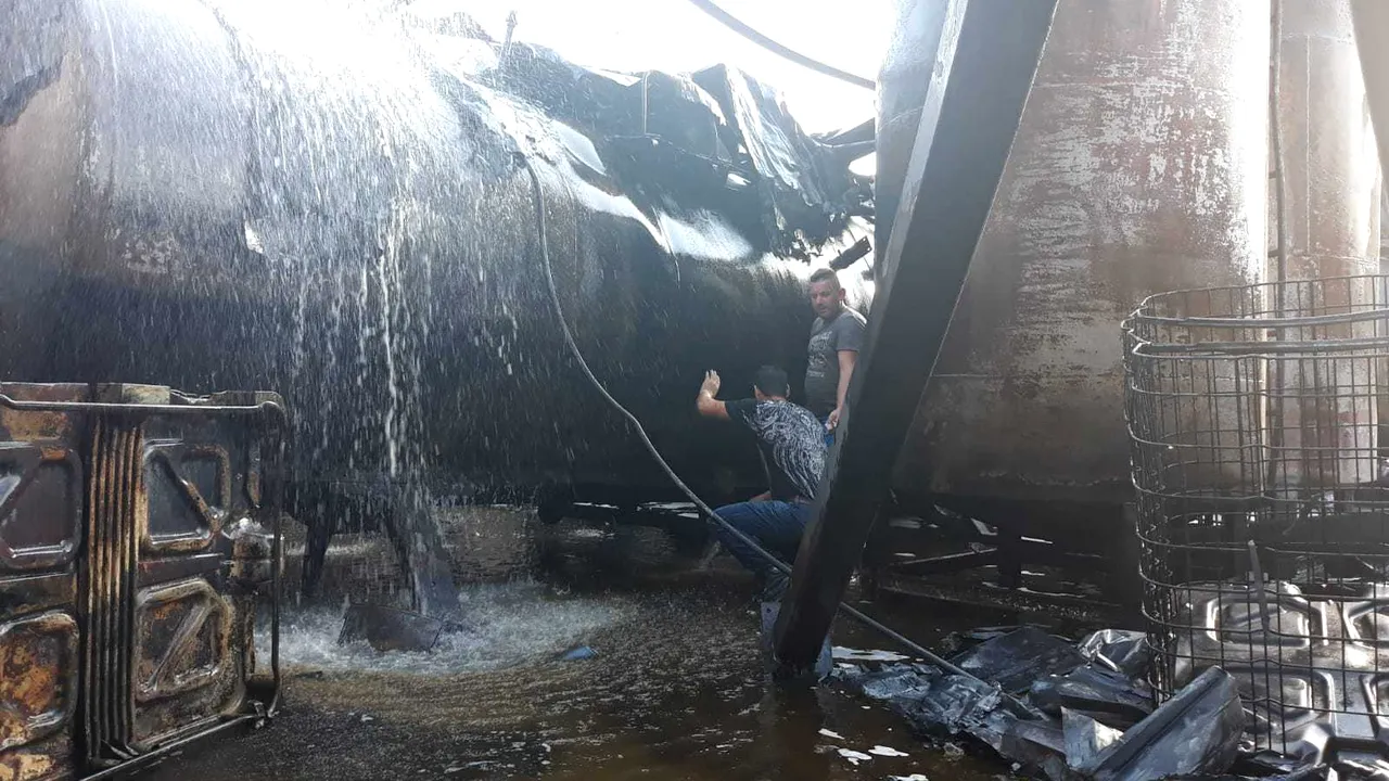 Incendiul de la fabrica de vopsele din Vâlcea, stins după 4 ore. Sunt scurgeri de substanțe inflamabile - FOTO