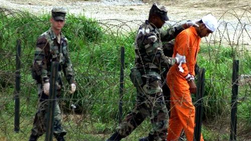 Sute de mii de persoane cer Casei Albe închiderea Guantanamo în a 100-a zi de greva foamei