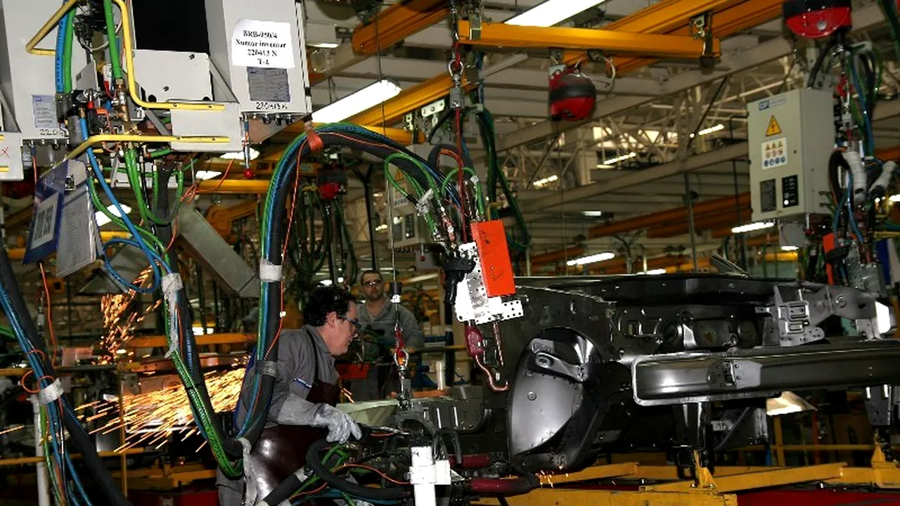 Argeș: Uzina Dacia de la Mioveni își întrerupe activitatea de producție luni și marți