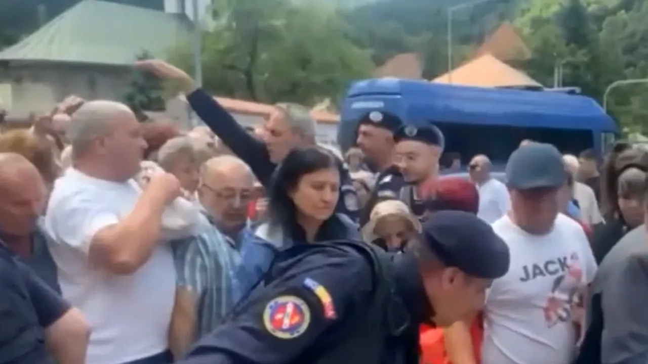 Mii de pelerini s-au ÎMBULZIT să primească pachete cu alimente oferite gratuit la Mănăstirea Lainici, din județul Gorj