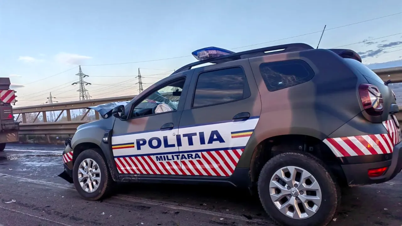 FOTO: Carambol cu trei mașini ale Armatei, pe șoseaua de centură a Ploieștiului / Șoferii au fost testați cu etilotestul