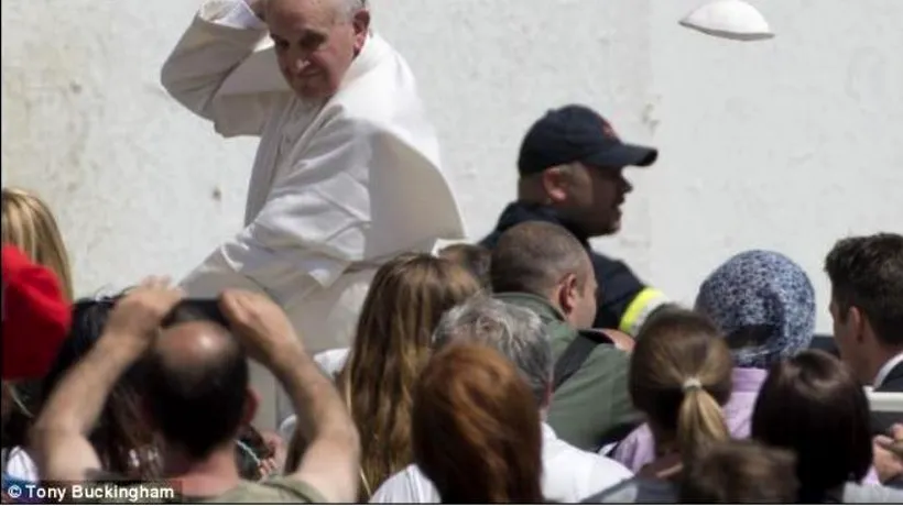 Papa Francisc, probleme cu vântul din Piața Sfântul Petru