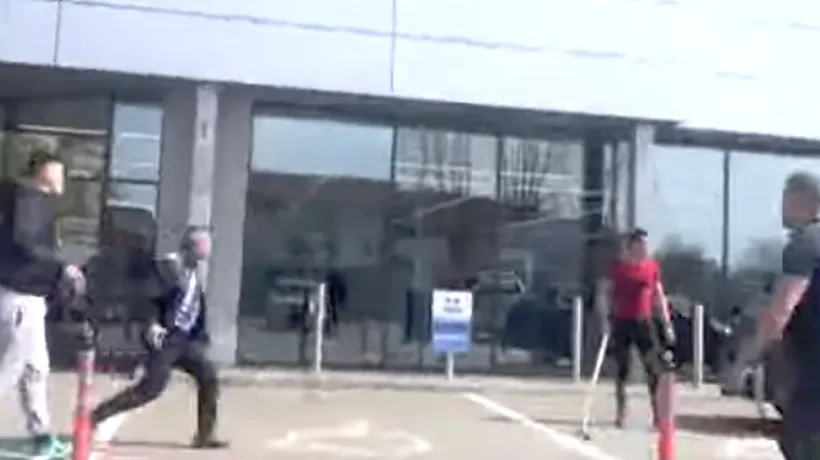 Scandal în Balș. BĂTAIE cu pistoale, săbii și lopeți în parcarea unui supermarket - VIDEO