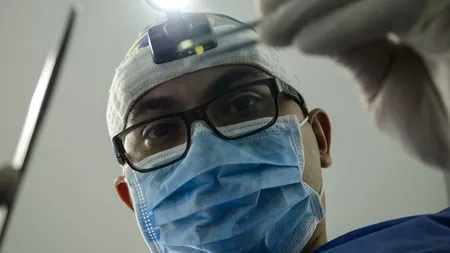 Doctorul Cătălin Cîrstoveanu, despre bebeluşul găsit într-o pungă: „Depinde de aparate. Încă nu poate tolera vreo 5 ml de lapte, dar starea e îmbunătăţită”