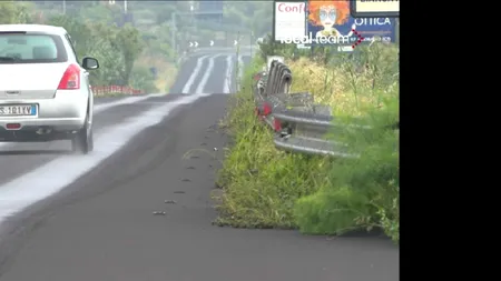 FOTO | Aeroport din Italia, închis, după ce vulcanul ETNA a erupt! Pe străzile din Sicilia plouă cu cenușă