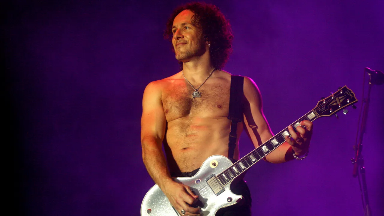 Chitaristul trupei Def Leppard a fost diagnosticat cu cancer