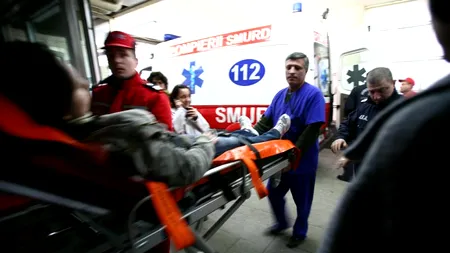 Paznicul unui liceu, bătut de doi tineri și aruncat peste gard, apoi lovit cu un par