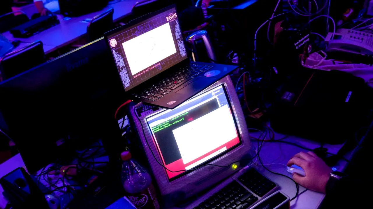 Doisprezece cetățeni chinezi au fost inculpați în SUA, în cazuri de ATACURI cibernetice la nivel mondial