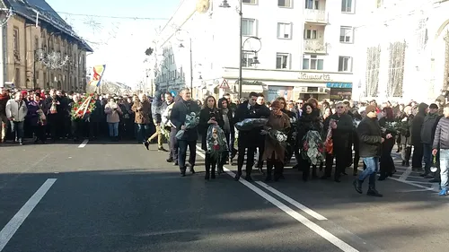 Mii de PSD-iști, în marșul tăcerii în memoria Regelui Mihai, la Craiova. În fruntea coloanei, Olguța Vasilescu și Claudiu Manda
