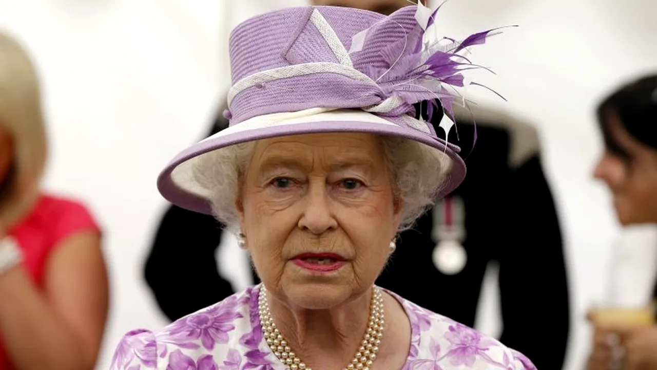 A MURIT NELSON MANDELA. Regina Elizabeth a II-a, 