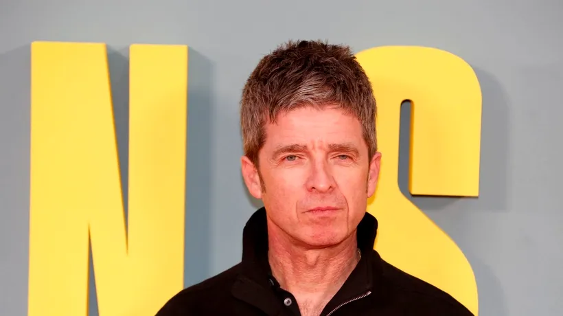 O foaie cu versurile melodiei ”Wonderwall” scrise de mână de vedeta trupei Oasis Noel Gallagher, vândută la licitație cu peste 50.000 de dolari