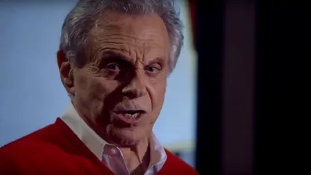 VIDEO | A murit Mort Sahl, „veteranul” satirei politice moderne în SUA. Comediantul avea 94 de ani