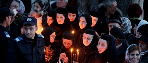Aproximativ 30.000 de pelerini încă așteptau, duminică seara, să se închine la moaștele Sfintei Parascheva