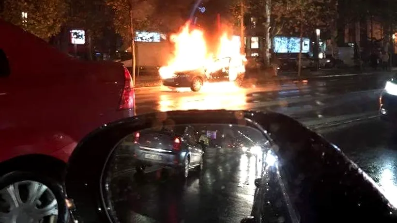 O mașină s-a făcut scrum în centrul Bucureștiului. Primele informații de la ISU