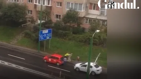 Gândul LIVE. Strada, transformată în ring de box la Brașov! Bătaie între doi bărbați după o altercație în trafic