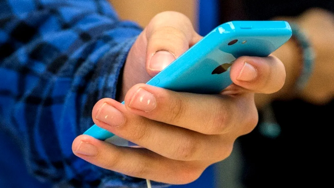 Și-au vândut fiica pentru a face cumpărături online. Pe listă: un iPhone