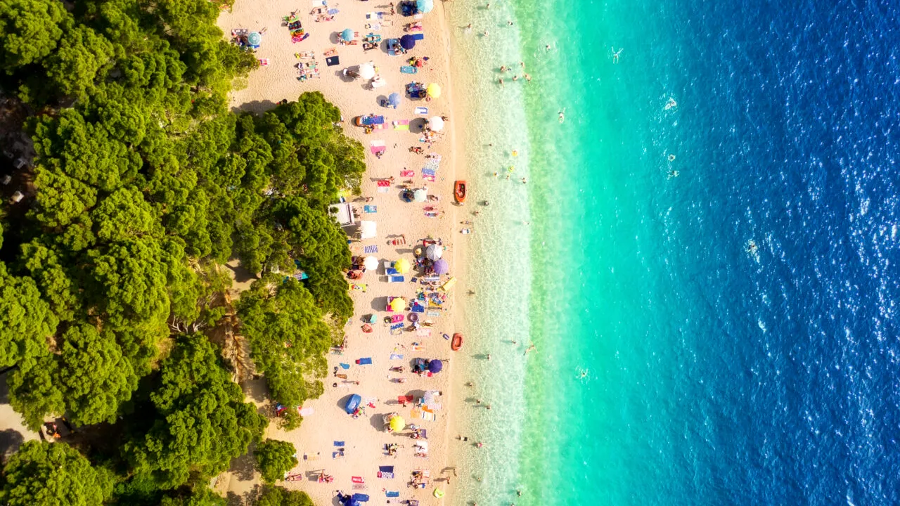 Țara din Europa unde găsești cea mai CURATĂ apă. Este destinația ideală pentru o vacanță de vis